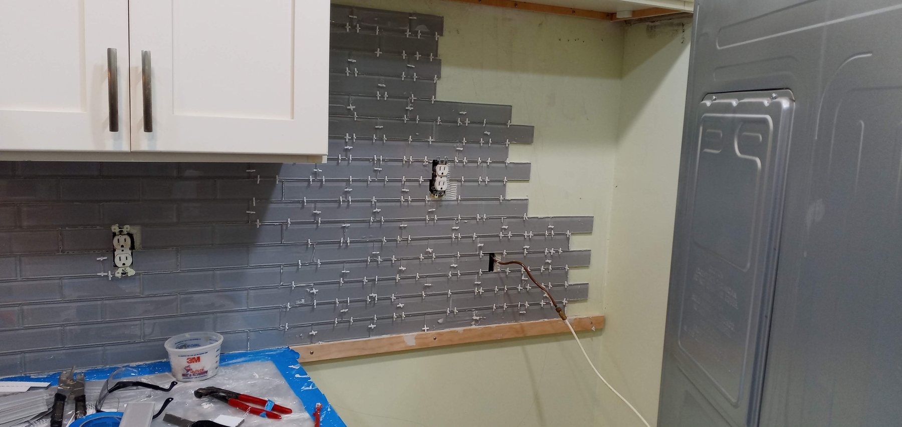 Backsplash and cabinet finish